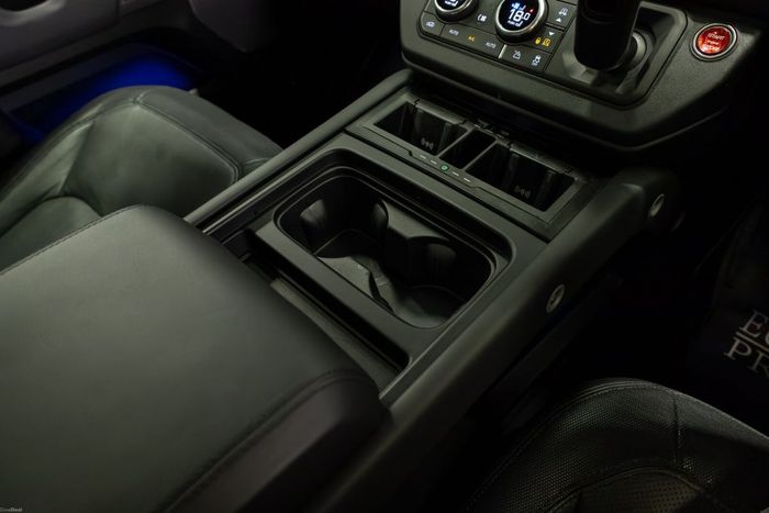 Land Rover Defender 2023