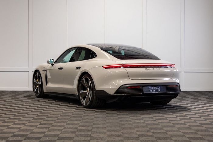 Porsche Taycan 2022
