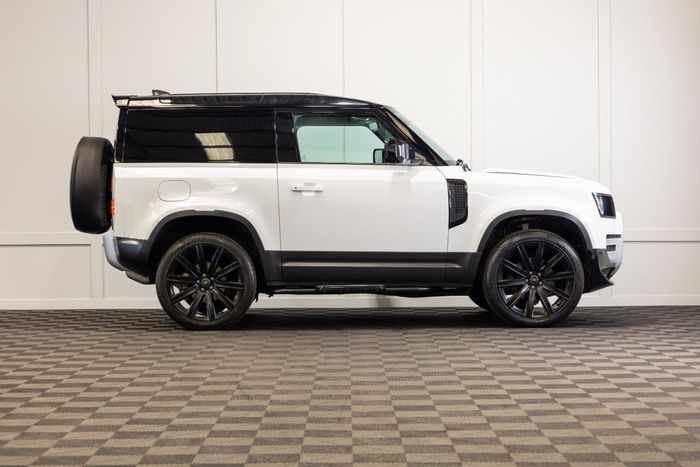 Land Rover Defender 2022