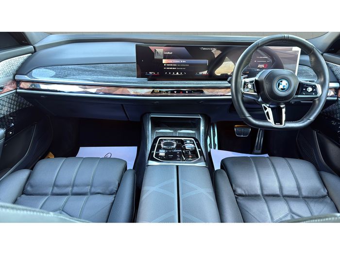 BMW i7 2025