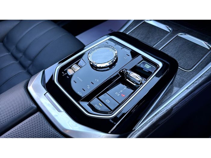 BMW i7 2025