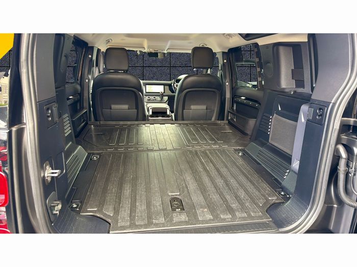 Land Rover Defender 2021