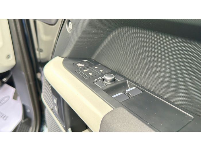 Land Rover Defender 2021