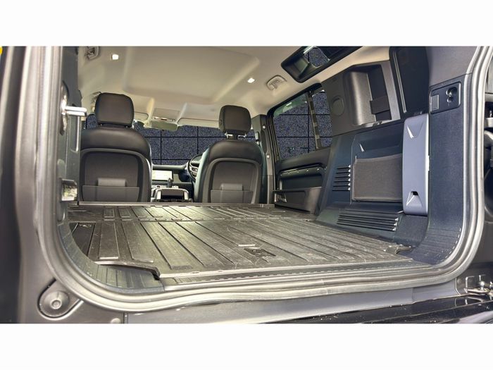 Land Rover Defender 2021