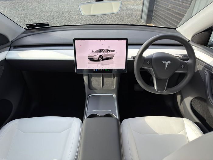 Tesla Model Y 2024