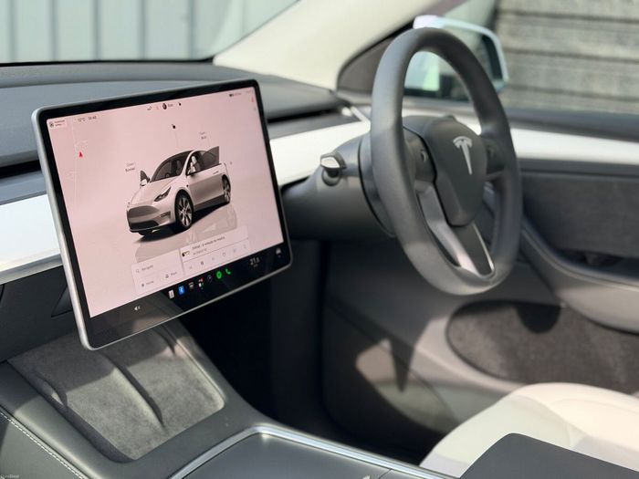 Tesla Model Y 2024