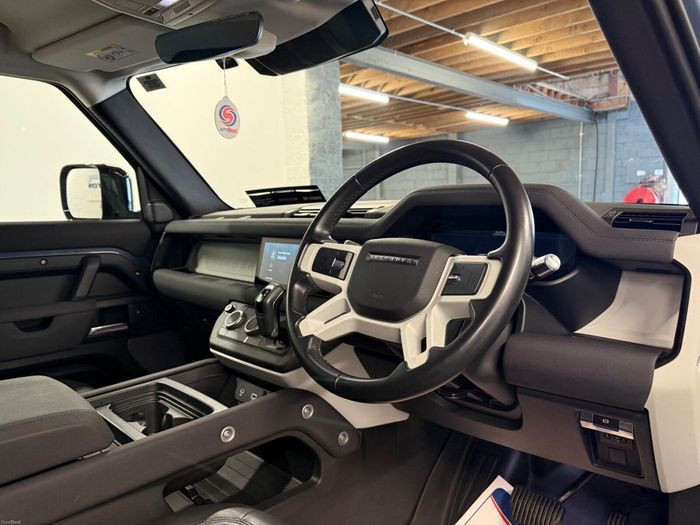 Land Rover Defender 2021