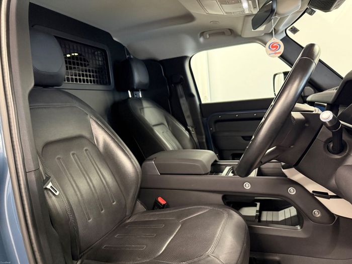Land Rover Defender 2021