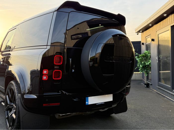 Land Rover Defender 2025