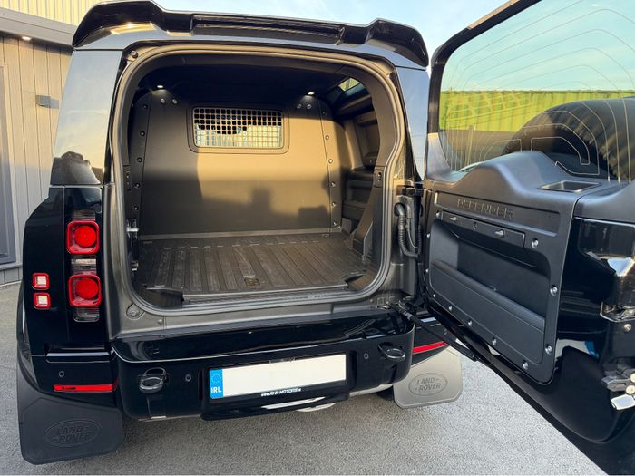 Land Rover Defender 2025