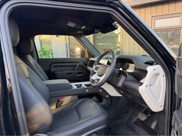 Land Rover Defender 2025