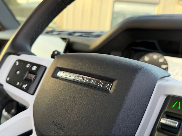 Land Rover Defender 2025