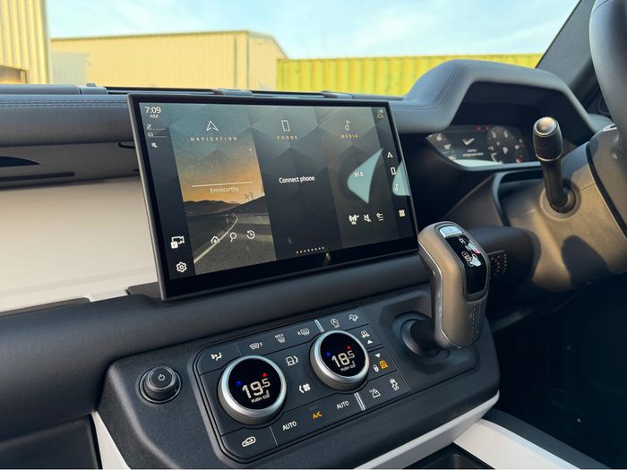 Land Rover Defender 2025