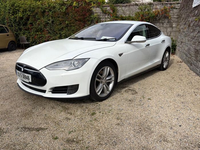 Tesla Model S 2015