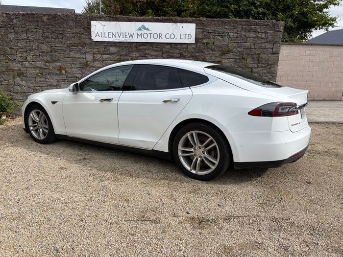 Tesla Model S 2015