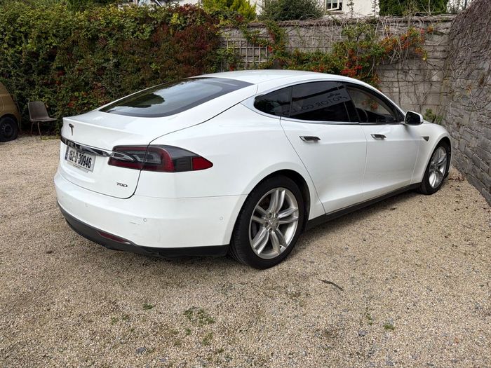Tesla Model S 2015