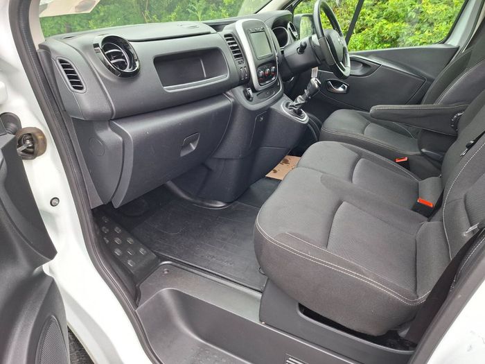 Nissan NV300 2020