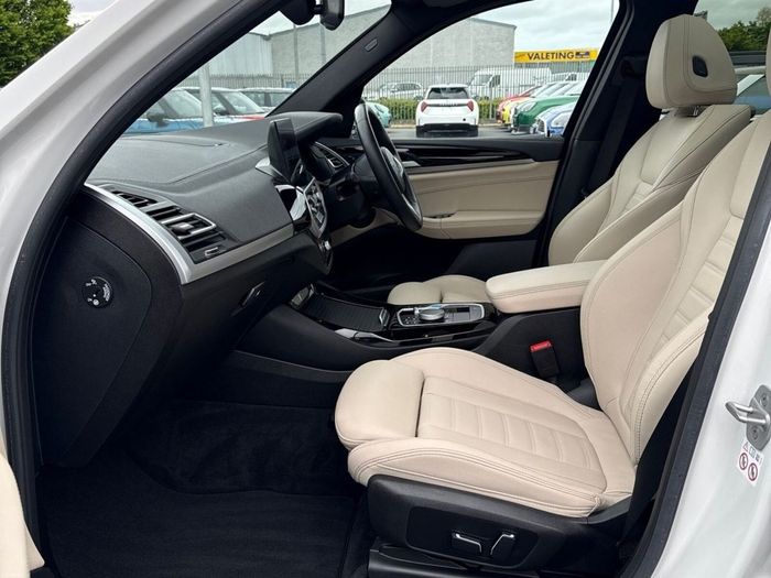 BMW iX3 2025
