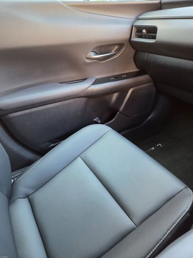 Lexus UX 2023