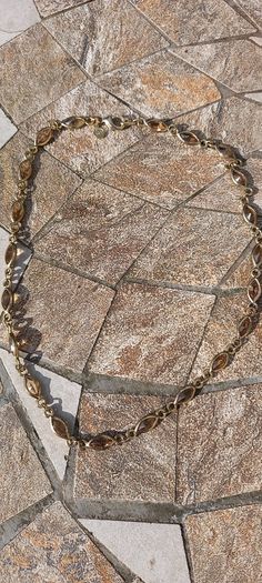 Vintage jewelry is sold individually for 5 to 10 euros