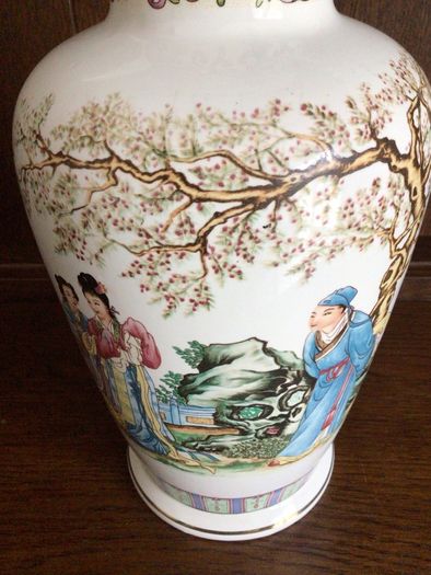 Vintage Oriental karraresi design 12 inch vase