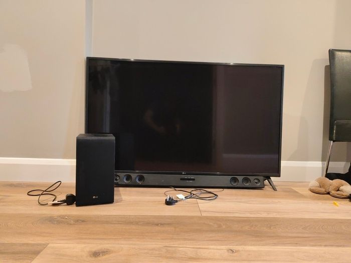 55 LG 4K Smart TV and Bluetooth Soundbar Dolby Audio Great Condition