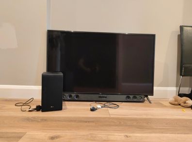 55 LG 4K Smart TV and Bluetooth Soundbar Dolby Audio Great Condition