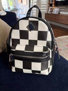 Claire's small shoulder bag