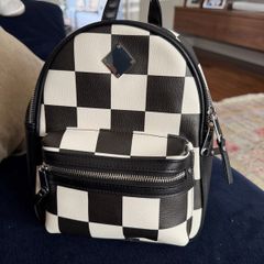 Claire's small shoulder bag