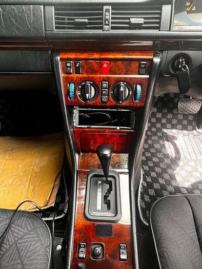 Mercedes-Benz E-Class 1993