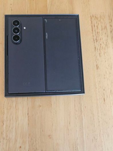 Samsung Z Fold 7 256GB Mint Condition 9 Months Old with receipt unlocked to any Network and with Accessories.