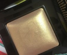 Illamasqua beyond powder highlighter in dynasty