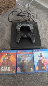 PS4 Slim 500GB + 2 Controllers + 3 Games
