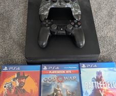 PS4 Slim 500GB + 2 Controllers + 3 Games