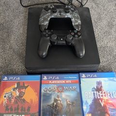 PS4 Slim 500GB + 2 Controllers + 3 Games