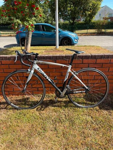 Giant Defy 4 Mens Road Bike