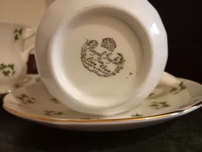 2 x Royal Grafton Fine Bone China Tea Cup & Saucer Set England Green Shamrock Floral