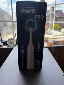 Oral-B Pro Series 1 Electric Tootbrush (Pink)