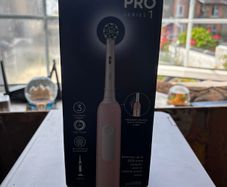 Oral-B Pro Series 1 Electric Tootbrush (Pink)