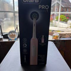 Oral-B Pro Series 1 Electric Tootbrush (Pink)