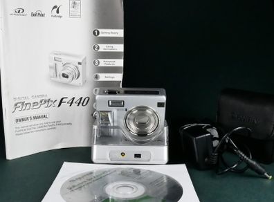FUJIFILM FinePix F440 Digital Camera 4megapixel