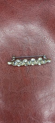 Vintage jewelry is sold individually for 5 to 10 euros
