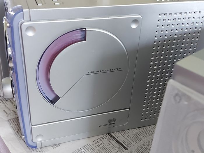 HITACHI Music System, Model AX-M67, & 2 Hitachi 4 Ohm Speakers, Radio, CD and AUX, in very good condition