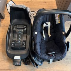 Maxi Cosi Pebble Car Seat + IsoFix Base + Infant Insert + Rain cover + Mirror