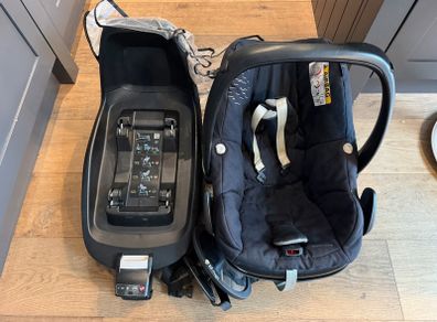 Maxi Cosi Pebble Car Seat + IsoFix Base + Infant Insert + Rain cover + Mirror