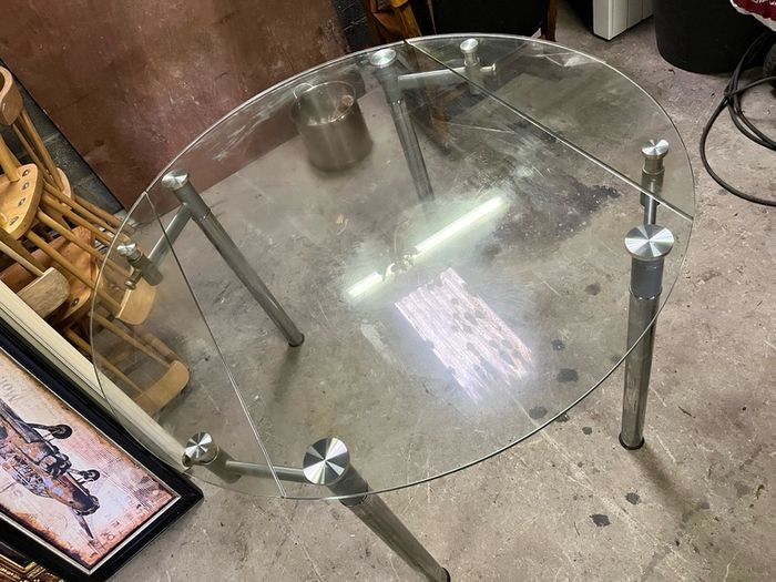 Round dining table - extending sides