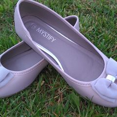 "Mystify" Shoes Size 4
