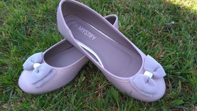 "Mystify" Shoes Size 4