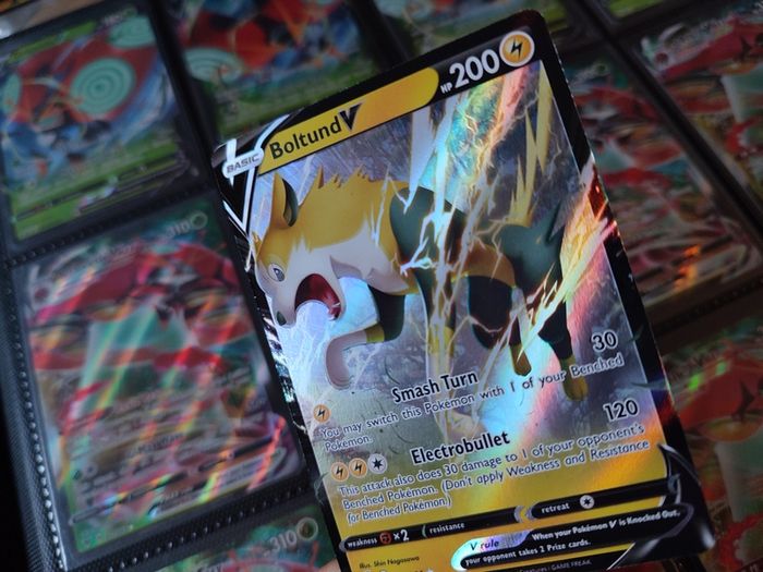 Boltund V ! Ultra Rare ! from Fusion Strike Set ! 2021 ! Pokemon Card !