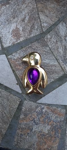 Vintage jewelry is sold individually for 5 to 10 euros